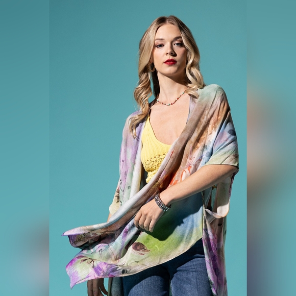 Beautiful Floral Print Kimono - Watercolor Effect Background - Soft & Silky - Picture 4 of 8